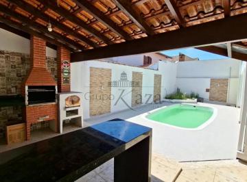 Casa · 360m² · 4 Quartos · 4 Vagas · Casa em Condomínio - Residencial - No bairro Jardim das Colinas - 4 Dormitórios - 245m²