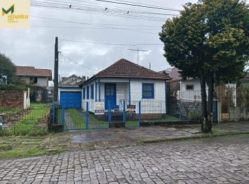 Casa · 300m² · Casa de madeira a duas quadras da Igreja de Canela!!