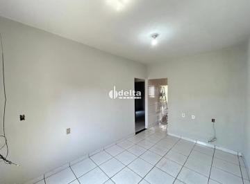 Casa · 250m² · 2 Quartos · 5 Vagas · Casa residencial com 2 quartos disponível para locação no bairro Laranjeiras em Uberlândia-MG