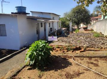 Casa · 121m² · 2 Quartos · 4 Vagas · Casa de esquina no centro de Cotia com terreno grande em toda a lareral