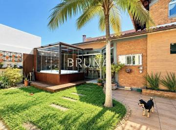 Casa · 112m² · 4 Quartos · 2 Vagas · Casa com jacuzzi no jardim