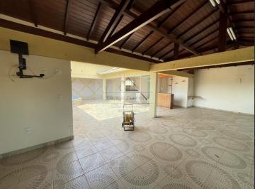 Casa de 3 quartos, Candangolândia · Vendo excelente sobrado com 3 suítes e churrasqueira no terraço!