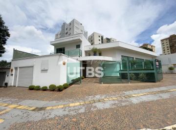 Casa · 565m² · 3 Quartos · 6 Vagas · Sobrado comercial com fino acabamento