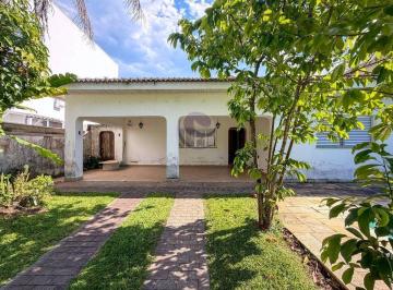 Casa · 3 Quartos · 4 Vagas · Villa Vingris: Uma casa com potencial para ganhar uma nova história no Jardim Acapulco.