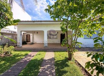 Casa · 237m² · 3 Quartos · 4 Vagas · Villa Vingris: Uma casa com potencial para ganhar uma nova história no Jardim Acapulco.