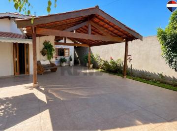 Casa · 365m² · 4 Quartos · 6 Vagas · Casa com piscina, área gourmet e casa de hóspedes.