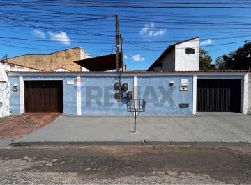 Casa · 297m² · 7 Quartos · 5 Vagas · À venda casa com 4 unidades residenciais e piscina no Parque Burle em Cabo Frio