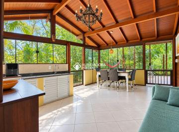 Casa · 140m² · 3 Quartos · 3 Vagas · Casa à venda no Rio Tavares com 3 dormitórios, suíte, studio independente e jardim com lago