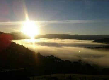 8a516f0e5f733f65be17d2171094c90d41ca1d41 · Sitio com vista acima das nuvens