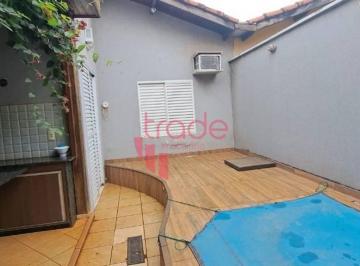ca569ba88a26473f901afb328118e96cbce4485e · Casa à Venda no Condomínio Portal dos Pinheiros de 03 Quartos com Piscina.