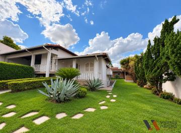 Casa · 611m² · 3 Quartos · 4 Vagas · Casa Ampla com 3 Quartos, 2 Suítes, Área Gourmet e 4 Vagas no Centro de Betim