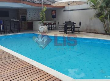 Casa · 180m² · 3 Quartos · Arquitetura contemporânea a poucos passos da Praia do Capricórnio | 3 suítes e piscina