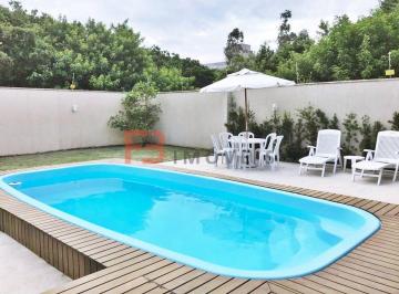 Casa de 3 quartos, Bombinhas · Casa com piscina aquecida na praia Mariscal SC