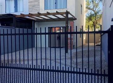 Casa · 75m² · 2 Quartos · 2 Vagas · Geminado a 395 metros da Praia, em Bombinhas SC
