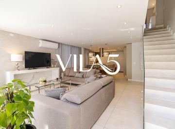 1 · Moderna, Integrada e Iluminada: Casa com 3 Suítes e Terraço no Vivendas do Bosque