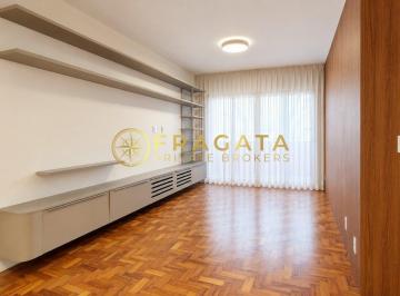 Living com armários e vista para rua · Apartamento reformado à venda com 113 m² e 2 suítes nos Jardins, próximo à Oscar Freire