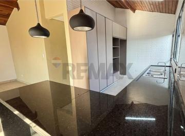 Casa · 220m² · 3 Quartos · 2 Vagas · Casa com Piscina próxima ao centro de Itatiba.
