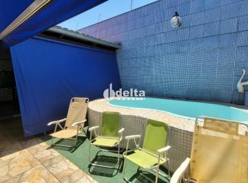 Casa · 300m² · 4 Quartos · 3 Vagas · Casa com 4 quartos sendo 2 suíte disponível para venda no bairro São Jorge em Uberlândia-MG