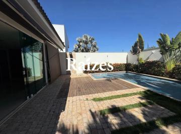 Casa · 365m² · 4 Quartos · 2 Vagas · Casa Sobrado com 4 Suítes, Piscina, Espaço Gourmet e 4 Vagas de garagem na Região Sul em Uberlândia