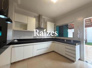 Casa · 285m² · 3 Quartos · 4 Vagas · Casa com 3 quartos sendo 1 suíte e móveis planejados no Bairro City Uberlândia
