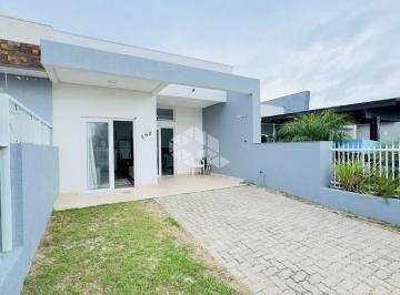 Casa · 81m² · 2 Quartos · Casa geminada com 2 suítes + lavabo, pátio na frente, fundos e lateral na praia Guarani em Capão da