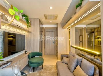 sala-de-estar-moderna-e-aconchegante-com-sofa-claro-e-tv · Apartamento, 1 dormitórios, 30.53 m², em Aclimação