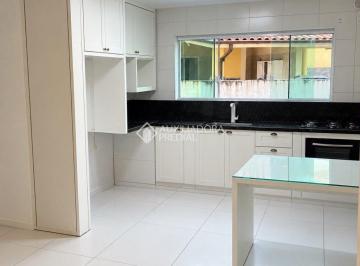 Apartamento · 70m² · 2 Quartos · 1 Vaga · Apartamento térreo, confortável e funcional, disponível para aluguel anual no bairro Carianos, Sul d