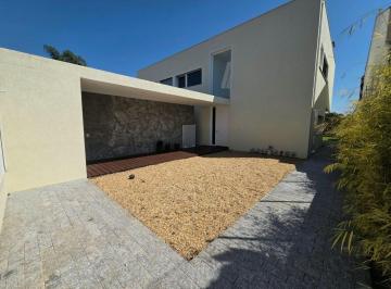Casa · 502m² · 5 Quartos · 5 Vagas · Espaço, Conforto e Lazer Completo: Sobrado Encantador com 4 Quartos (2 Suítes), Quintal Amplo e Área