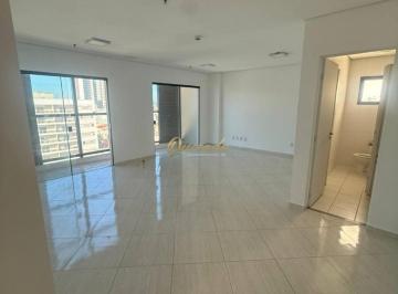c8f21d8e5f33a3024047ff3b9d3cc452d0e18947 · Sala comercial à venda com 56 m², sacada e 1 vaga no Edifício Kennedy Office.