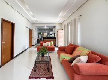 Casa · 215m² · 3 Quartos · 8 Vagas · Casa térrea de esquina com piscina de borda infinita no Ville de Montagne