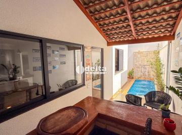 Comercial · 177m² · 3 Quartos · 4 Vagas · Casa com 3 quartos disponível para venda no bairro Shopping Park em Uberlândia-MG