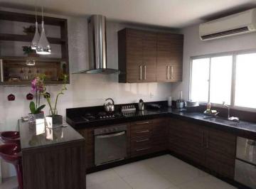 Casa de 3 quartos, Suzano · Sobrado à venda no Jardim Quaresmeira