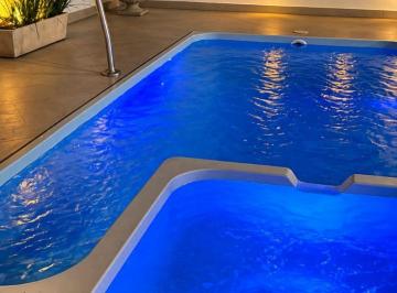 Casa de 3 quartos, Macaé · VENDO CASA ESPETACULAR COM 3 QUARTOS E PISCINA NO RIVIERA EM MACAÉ