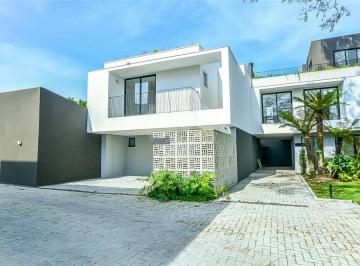 Casa de 3 quartos, Curitiba · Sobrado em Condomínio à Venda no Guabirotuba | 169 m², 3 Suítes, Jardim e 2 Vagas