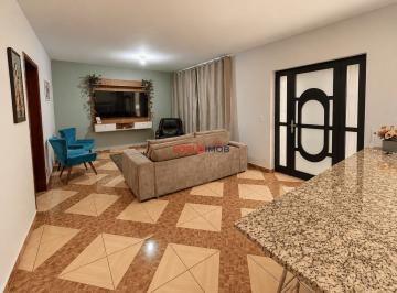 Casa de 3 quartos, · Casa com 3 Quartos, Closet e Garagem para 3 Carros – Jardim Itacolomy