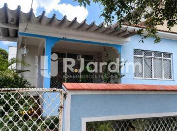 Casa · 60m² · 4 Quartos · 6 Vagas · Casa em Marechal Hermes | Um Verdadeiro Cenário do Cinema Brasileiro