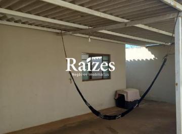 Casa · 90m² · 3 Quartos · 2 Vagas · Casa com 3 quartos sendo 1 suíte, com quintal no Bairro Panorama em Uberlândia