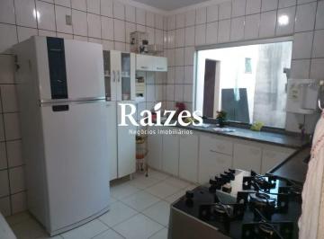 Casa · 196m² · 3 Quartos · 5 Vagas · Casa com 3 quartos sendo 1 suíte no Vigilato Pereira em Uberlândia
