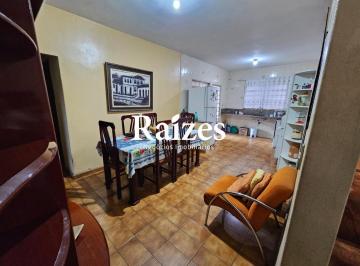 Casa · 130m² · 3 Quartos · 1 Vaga · Casa com 3 quartos sendo 1 suíte no Bairro Jardim Brasília em Uberlândia