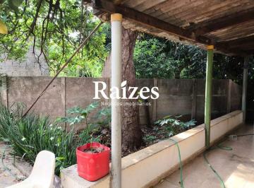 Casa · 750m² · 2 Quartos · 2 Vagas · Casa residencial à venda no Bairro Martins em Uberlândia com 2 quartos, quintal e 2 vagas