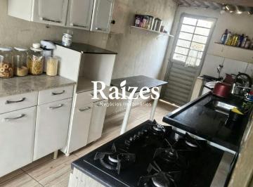 Casa · 240m² · 2 Quartos · 1 Vaga · Casa e cômodo comercial no Bairro Luizote de Freitas em Uberlândia