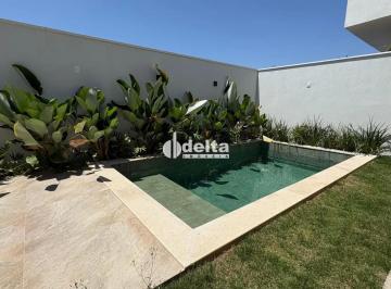 Casa · 360m² · 3 Quartos · 4 Vagas · Casa com 3 quartos sendo 3 suítes disponível para venda no bairro Laranjeiras em Uberlândia-MG