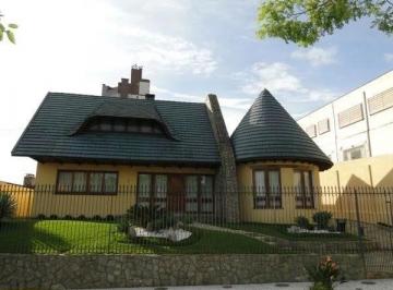 casa-a-venda-e-locacao-4-quartos-2-suites-3-vagas-689m-centro-ponta-grossa-pr1699974133509kwkwi_fhd.webp · Excelente casa comercial à venda, 4 quartos sendo 2 suítes, 3 vagas, 689m²