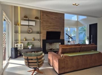 Casa · 216m² · 3 Quartos · 4 Vagas · Casa com piscina · com lareira · 3 suítes · 216 m² — Alphaville