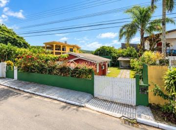 Casa · 72m² · 2 Quartos · 1 Vaga · Charmoso Chalé com Amplo Quintal a 350m da Praia - Ponta das Canas
