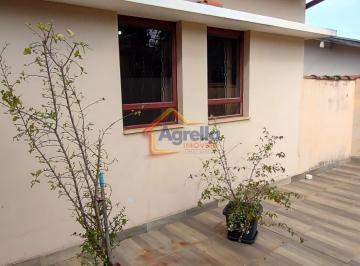 Casa · 157m² · 2 Quartos · 2 Vagas · CASA COM EDÍCULA E AMPLO TERRENO NA REGIÃO CENTRAL