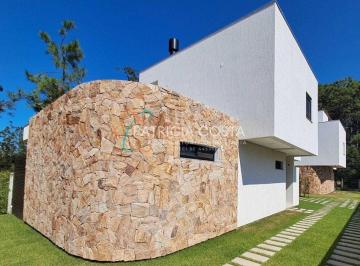 Casa · 170m² · 3 Quartos · 1 Vaga · Casa Exclusiva no Condomínio La Pedrera | 3 Suítes, Rooftop e 5 Min da Praia da Barra