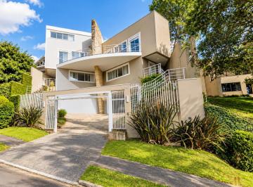 Casa · 432m² · 4 Quartos · 3 Vagas · Casa com 4 suítes, com cinema, quintal amplo e próximo ao Parque Barigui.