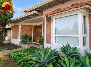 Casa · 240m² · 4 Quartos · 4 Vagas · Casa com Piscina, 4 Quartos e 2 Suítes, 4 vagas | 480 m²