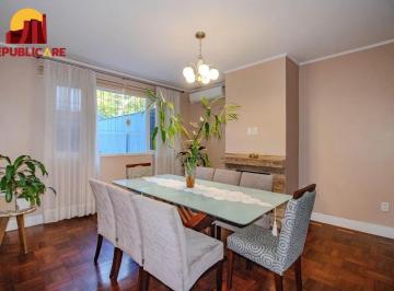 Casa · 178m² · 5 Quartos · 4 Vagas · Casa Reformada com 5 Dormitórios e Amplo Pátio